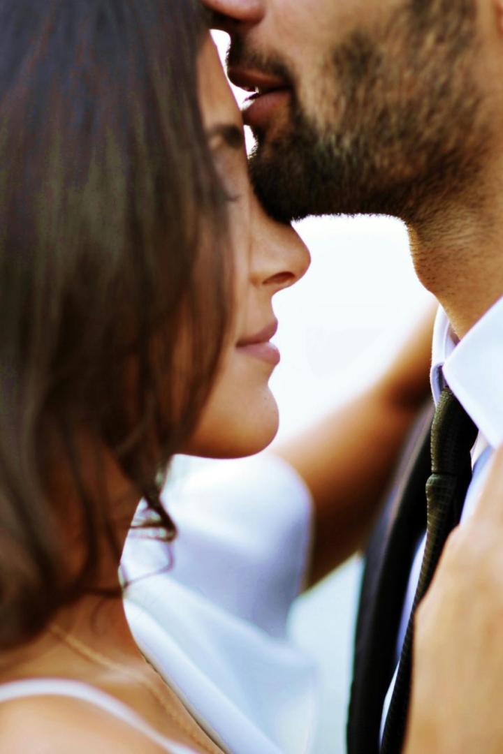 Pärchen Kuss auf Stirn