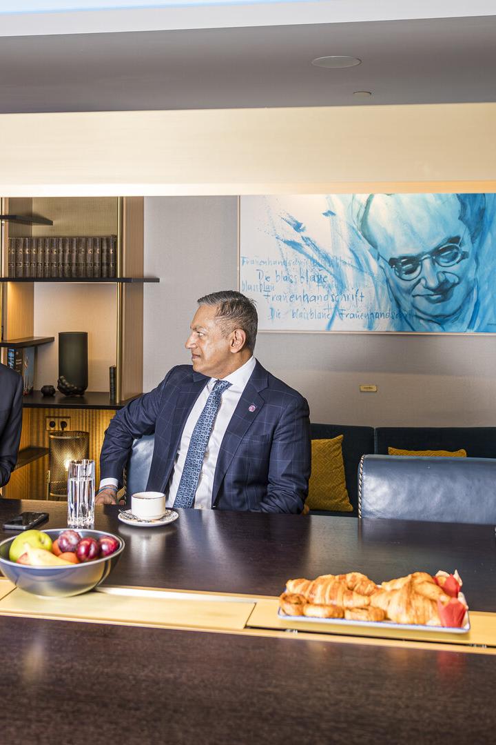 Norbert Kettner und Sherrif Karamat sitzen bei einem gemeinsamem Interview im Hilton an einem Tisch.