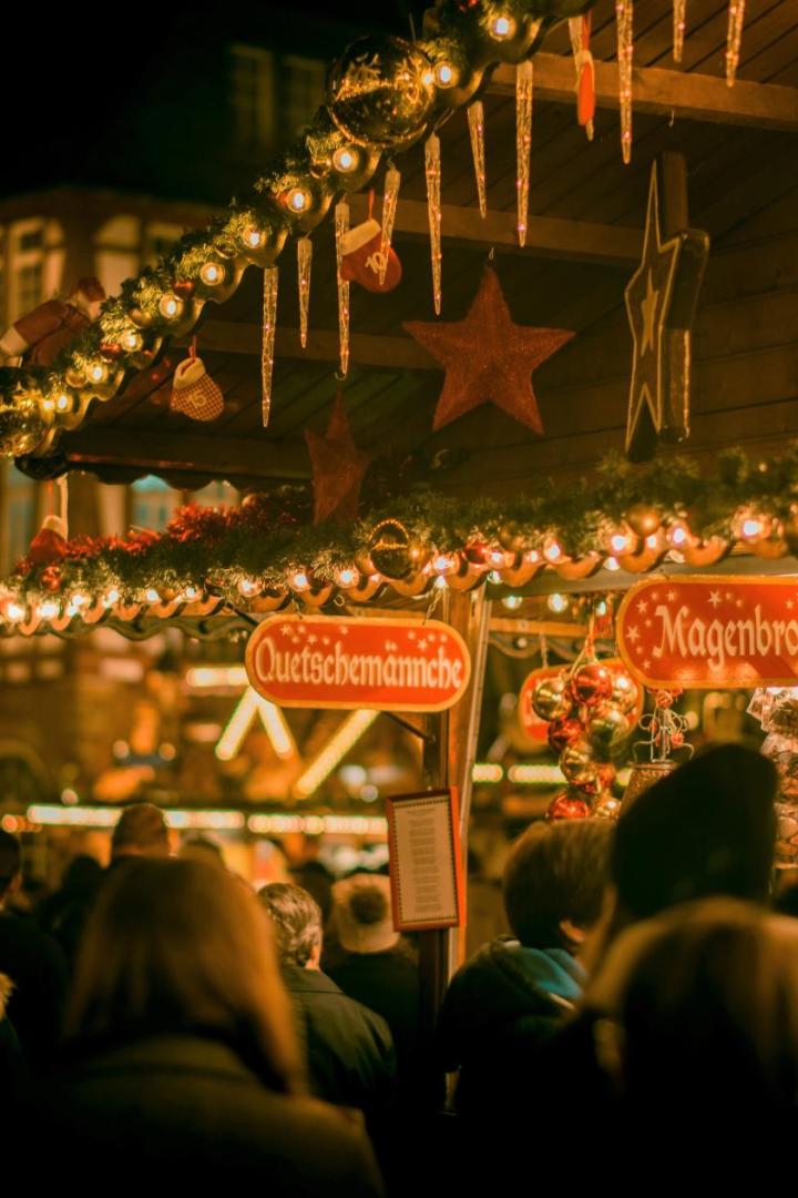 Gruppe von Menschen auf einem beleuchteten Weihnachtsmarkt