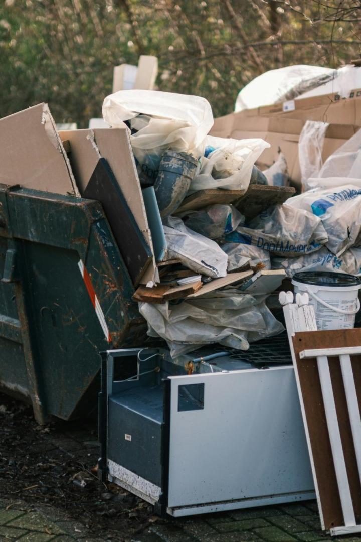 Müllcontainer voll mit Sperrmüll