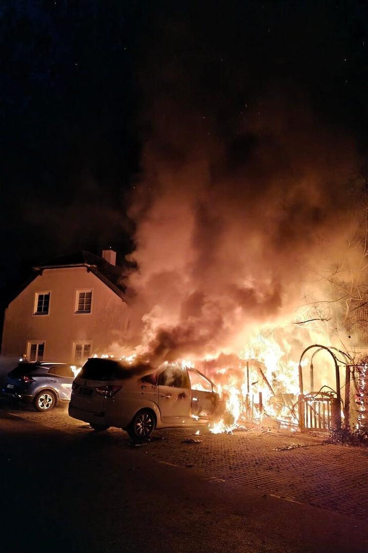 Autos und Hütte in Flammen