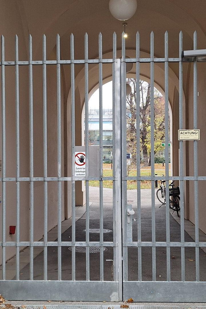 Kein Zugang mehr:  Das Tor  beim Narrenturm ist gesperrt.