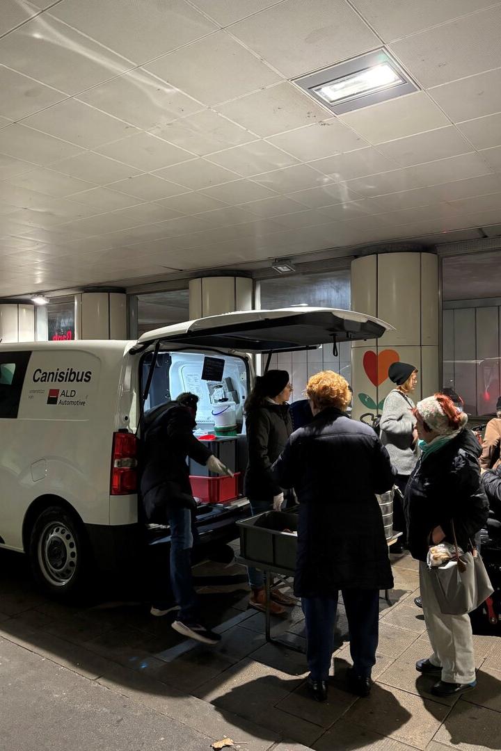 Menschen stehen vor Canisibus