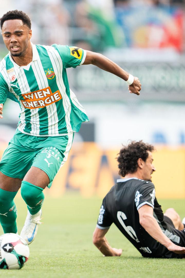 Der Rapidler Nosa Dahl führt den Ball.