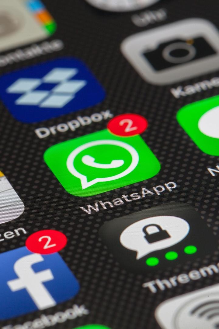 Mehrere bekannte App-Symbole wie WhatsApp, Facebook, Telegram und Dropbox sind auf einem Smartphone-Display zu sehen.