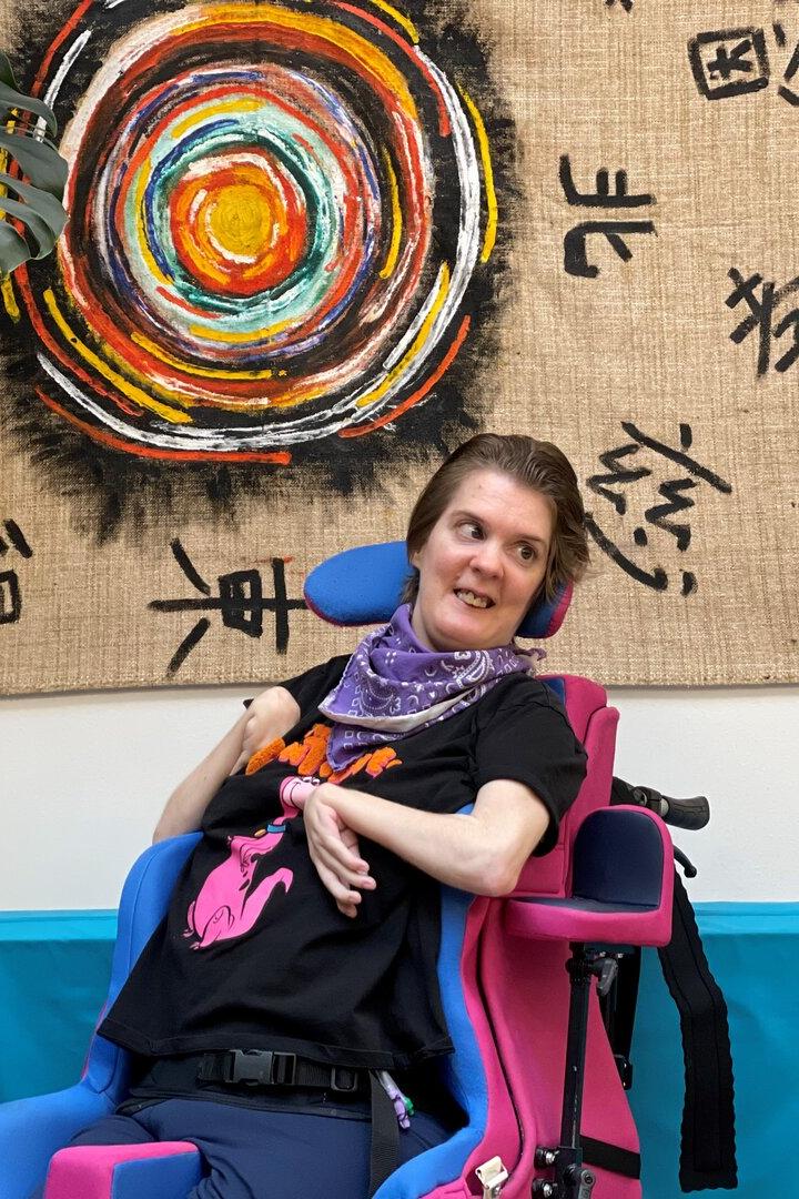 Steffi Kratzer sitzt in ihrem Rollstuhl in der Wohnküche vor ihrer Wohnung.