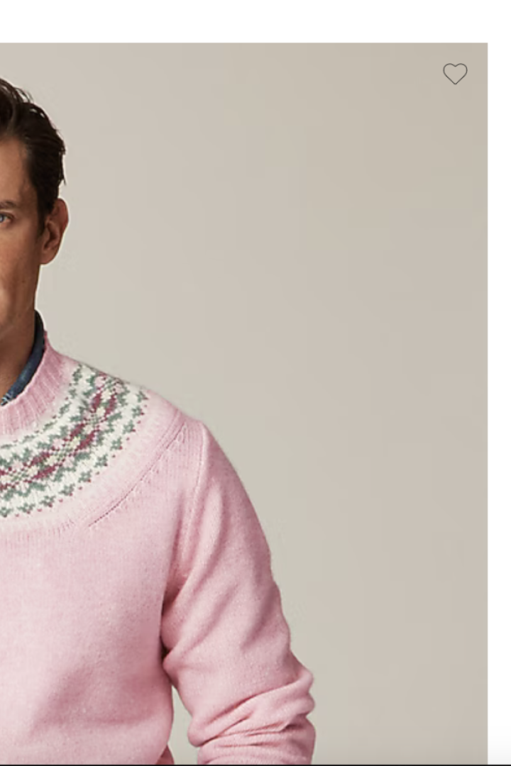 Männermodel in einem rosa Weihnachtspulli von J.Crew.