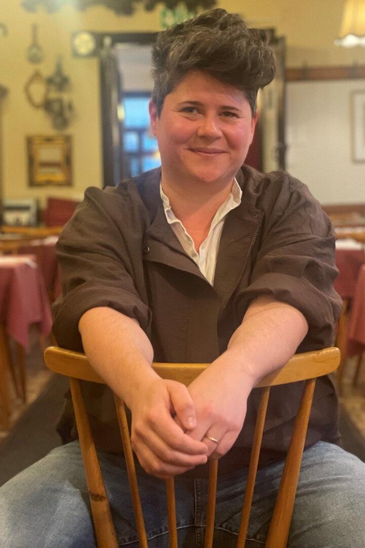 Die Kulturmanagerin Lisa Reimitz sitzt im Gastraum im Gasthaus "Birner"