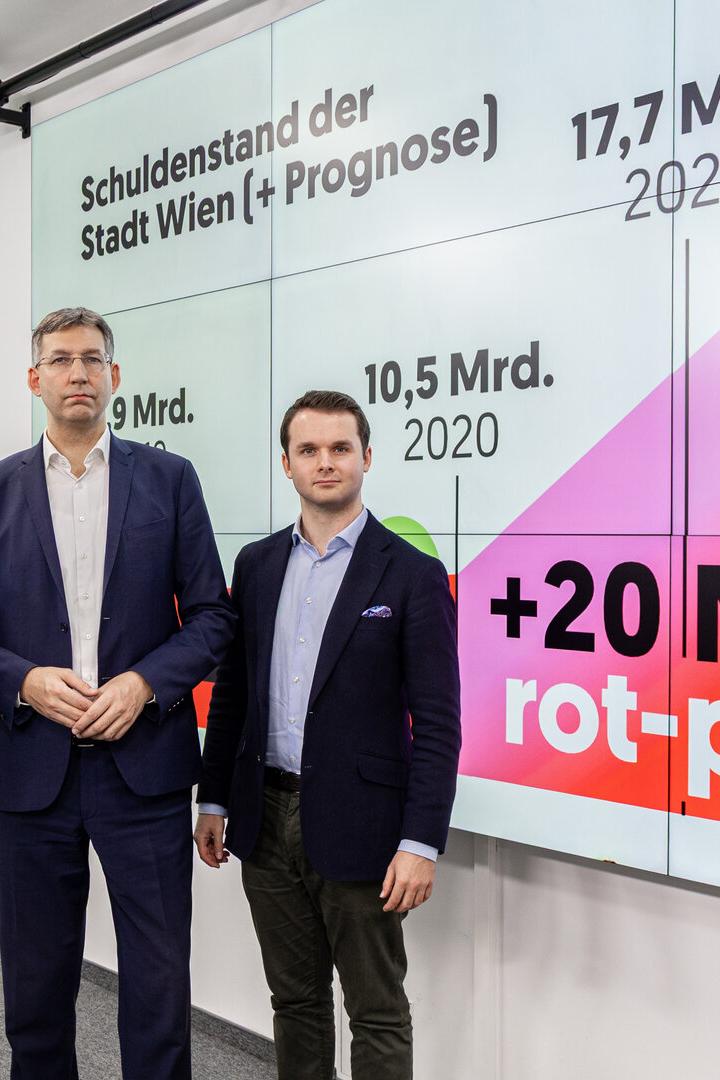 Die ÖVP-Politiker Taborsky, Figl, Zierfuß mit einem Schild zum Schuldenstand der Stadt Wien