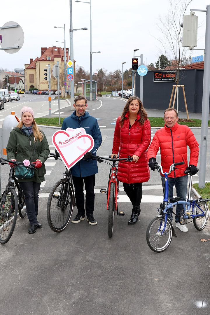 Probegeradelt: Pipal-Leixner, Blum, Sima und Bischof stehen mit Rad am Atzgersdorfer Platz.