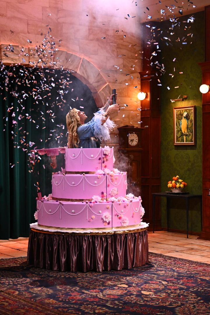 Live-Krimi-Dinner: Bill Kaulitz springt aus der Torte