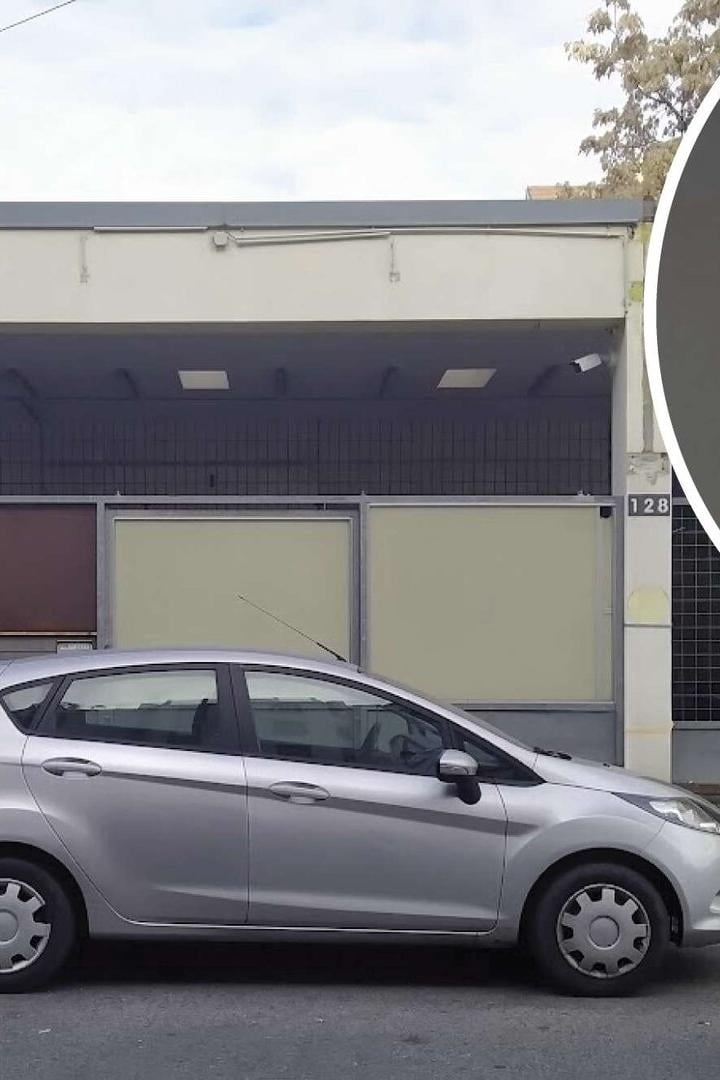 Auto vor Tankstelle mit Videokamera-Überwachung.