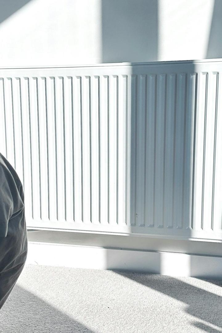 Weißer Heizkörper wird vom Sonnenlicht erhellt