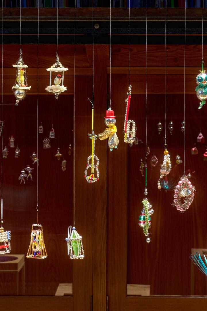 Kreativer Christbaumschmuck hängt im Wiener MAK an Faden: Figuren, Häuser, Instrumente