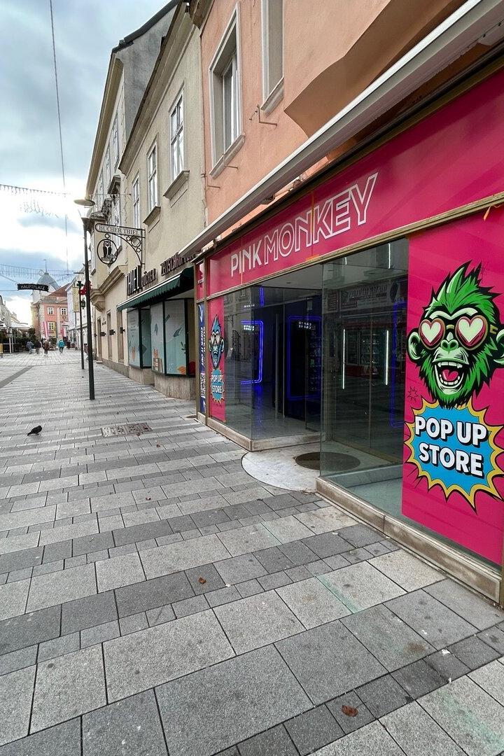 Ein Geschäftslokal mit rosaroter Fassade