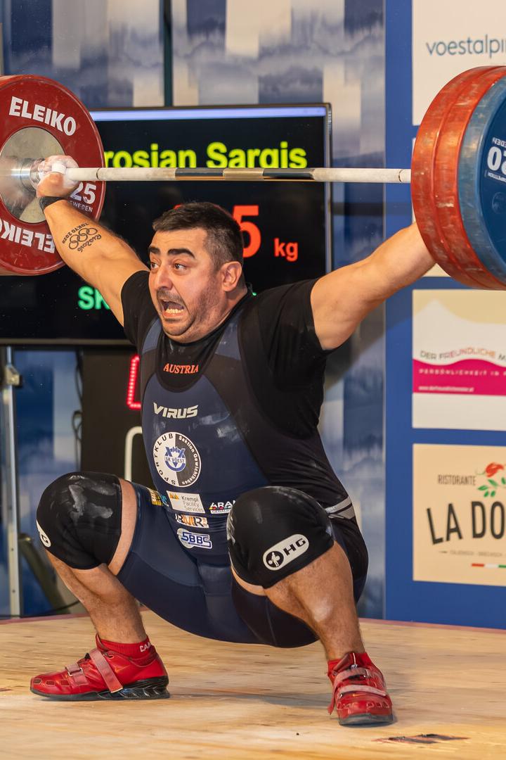 Ein Stemmer hebt eine Langhantel