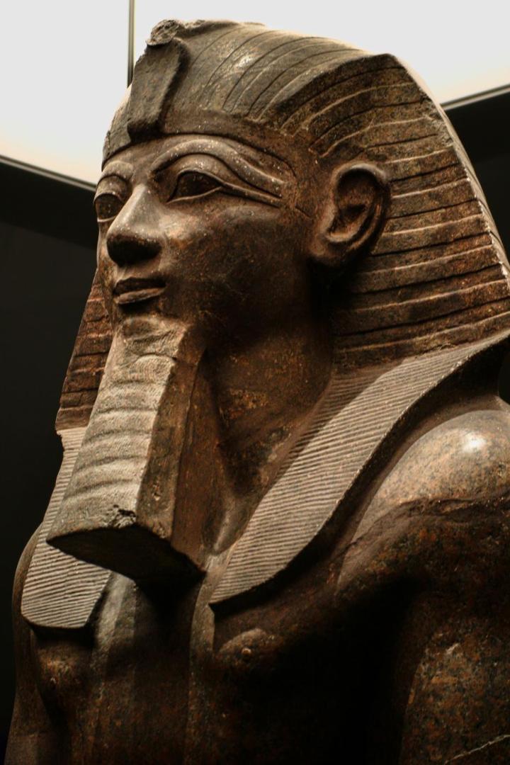 Statue des alten ägyptischen Pharaos mit Nemes-Kopfschmuck