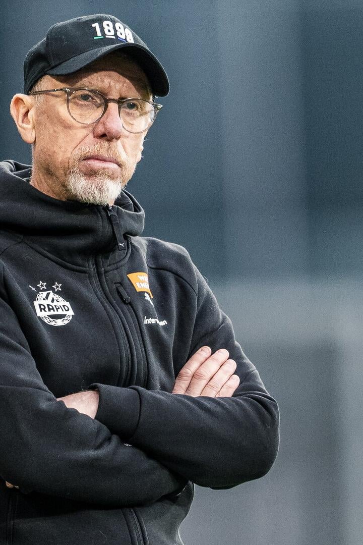 Peter Stöger im schwarzen Rapid-Trainingsanzug