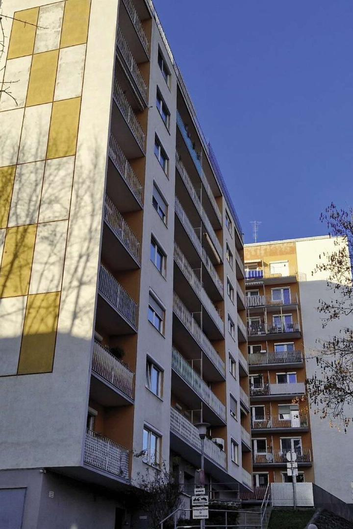 Mehrere Hochhäuser, daneben Vermisstenanzeige