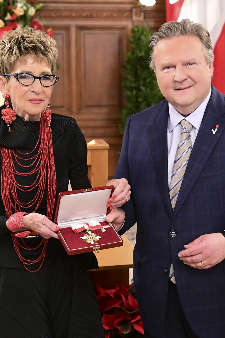 Bürgermeister Ludwig überreichte das Große Goldene Ehrenzeichen an Ingrid Korosec