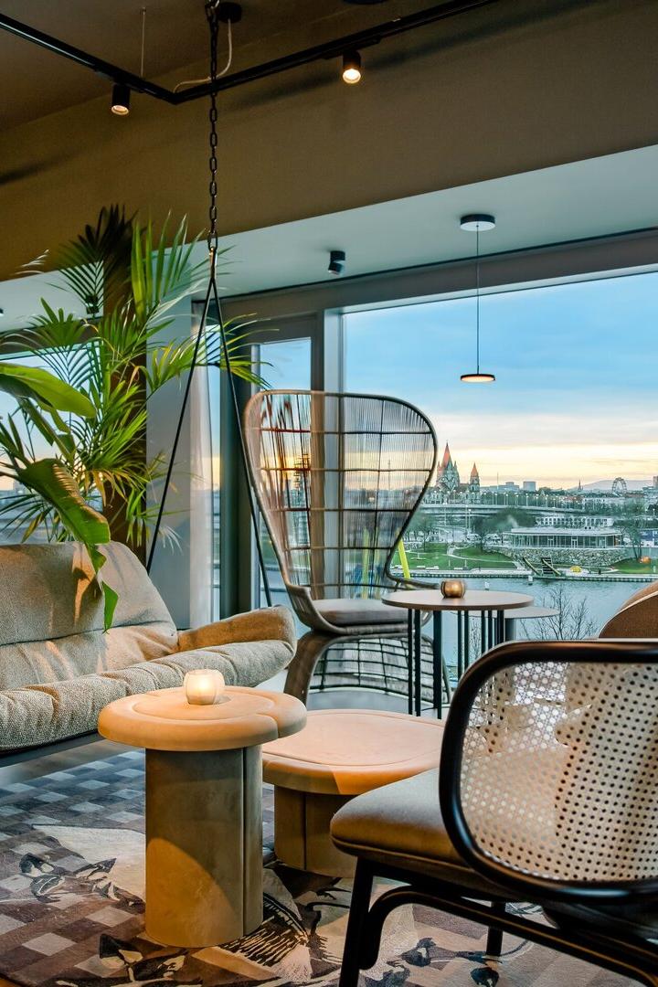 Von der Rooftop-Bar im neuen Motel One blickt man auf die Donauinsel.
