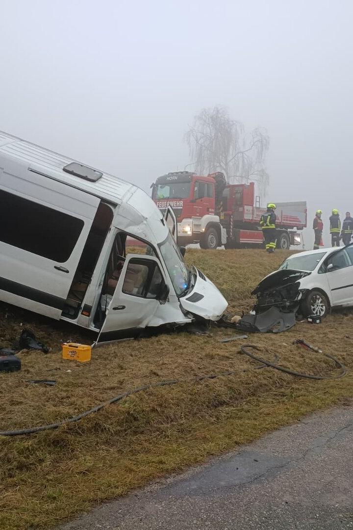 Auto krachte in Klein-Lkw