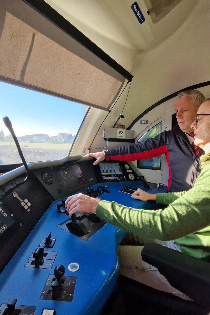 Zwei Männer nebebeinander in einer Lok