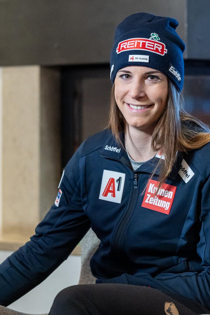 Mirjam Puchner sitzt bei einem Gesprächstermin