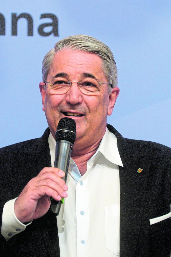 Bezirksvorsteher Nevrivy mit einer Brille, er hat ein Mikrofon in der Hand. 