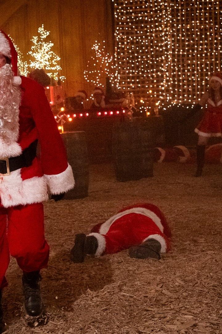 Weihnachtsmann mit Axt in der Hand.