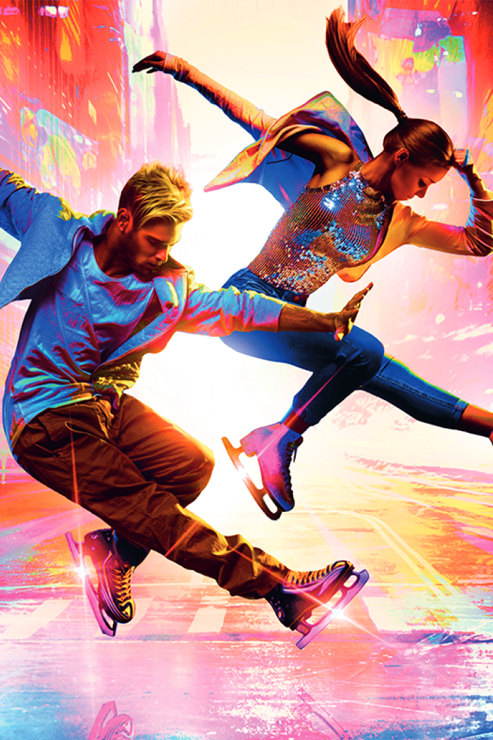 Werbung für Holiday on Ice: Eine Eiskunstläuferin und ein Eiskunstläufer machen Figuren vor farbigem Hintergrund