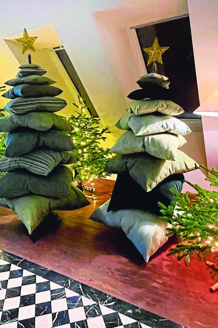 Christbaum aus gestapelten, grünen Pölstern