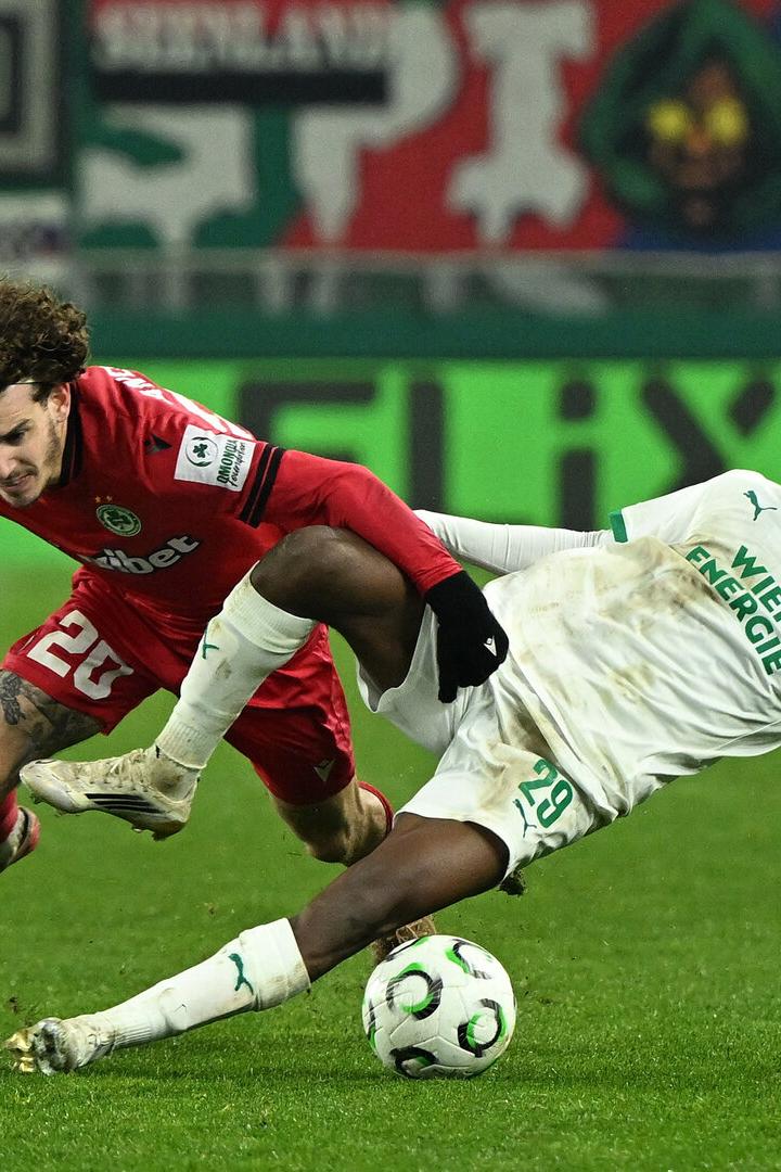 Rapids Amane (re.) gegen Omonia Nikosia