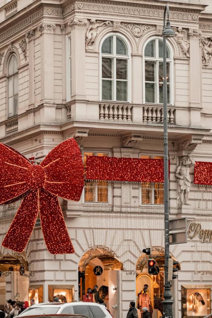 Riesige rote Weihnachtsschleife mit Lichterketten an einem Eckhaus auf der Kärntner Straße.