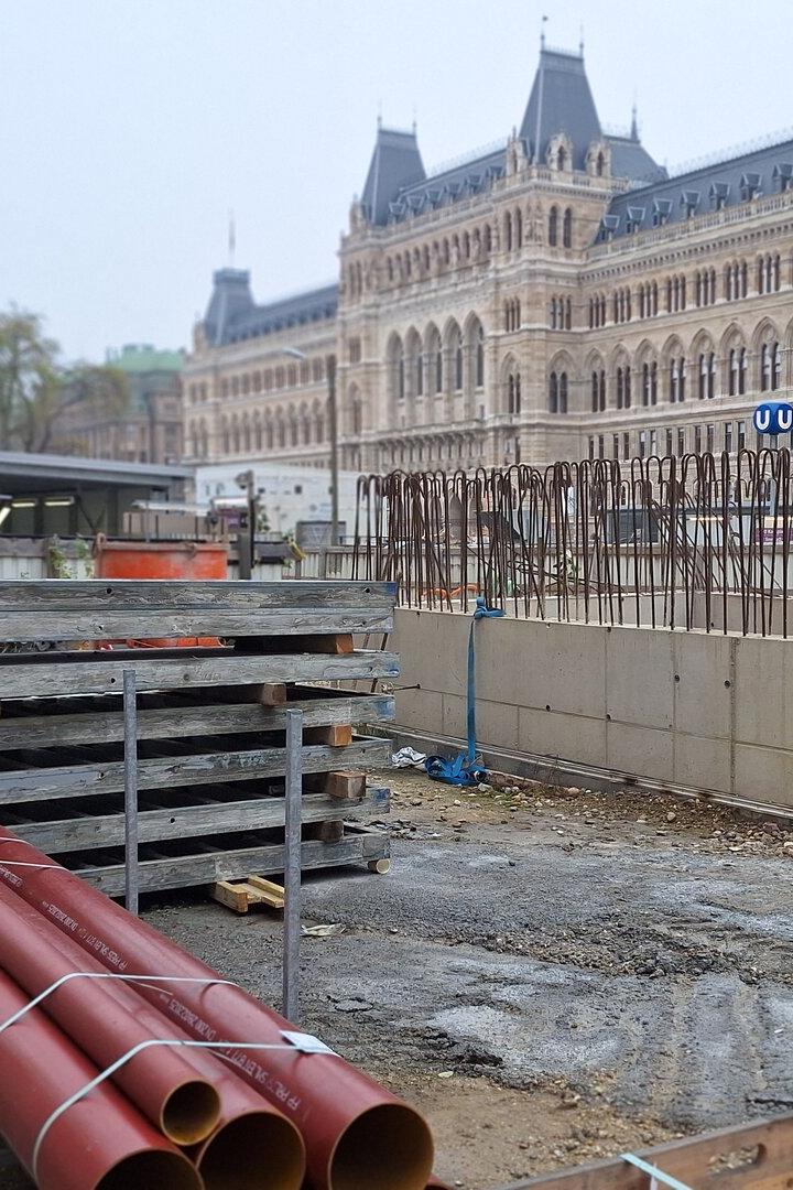 Großbaustelle beim künftigen Linienkreuz U2xU5 hinter dem Rathaus. Mit dem Spatenstich anno 2021 begannen die Schäden an den Häusern.