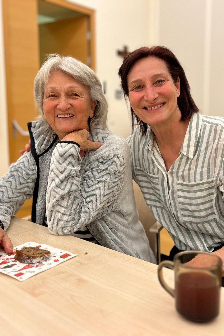 Christine Haltau und ihre Tochter Barbara Rauch-Haltau genießen die Zeit im Café