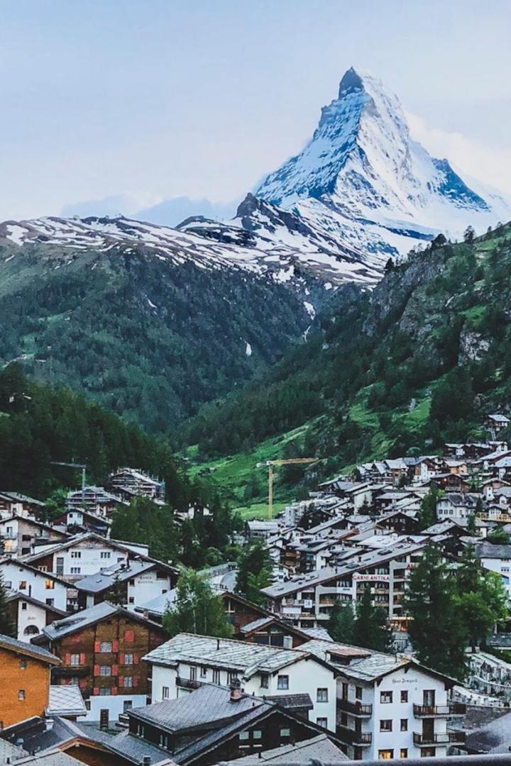 Aufnahme von Häusern in Zermatt in der Schweiz mit Blick auf das Matterhorn