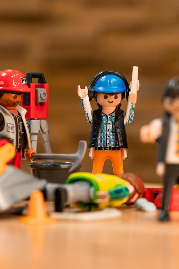 Eine Gruppe von Playmobil-Spielzeugfiguren steht auf einem Tisch