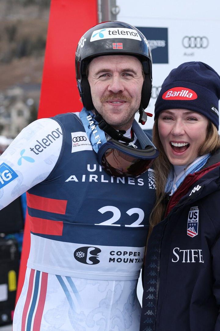 Aleksander Aamodt Kilde und Mikaela Shiffrin posieren für den Fotografen.