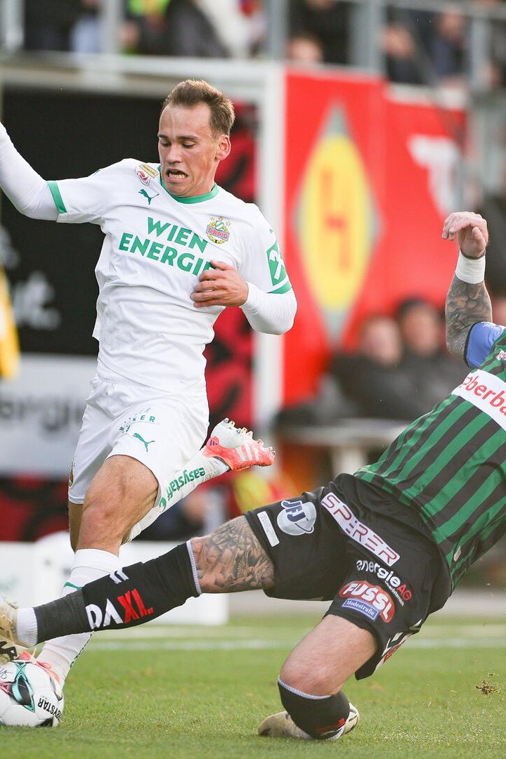 Ried-Routinier Sollbauer (r.) gegen den Rapidler Wurmbrand. 