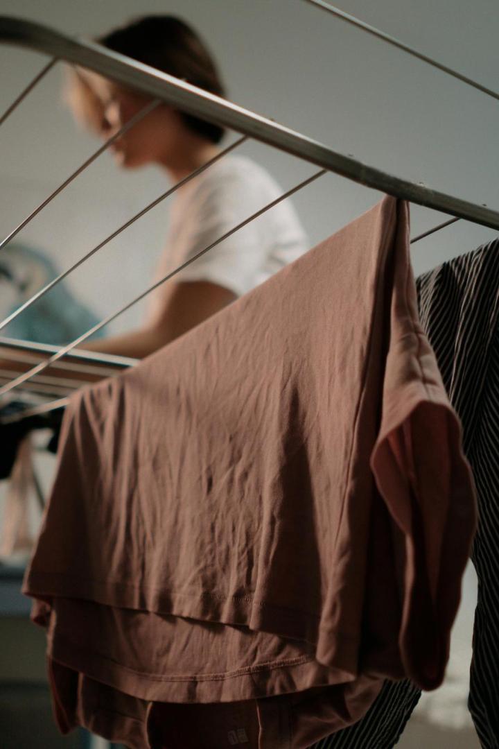 Frau hängt Wäsche ab