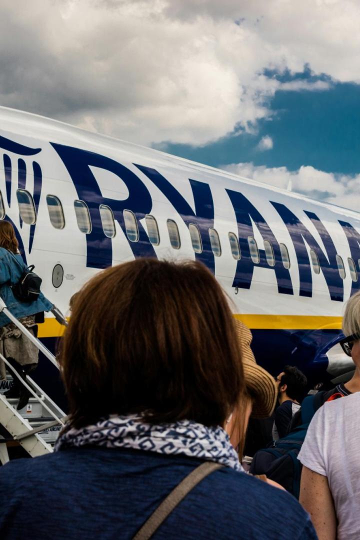 Mehrere Passagiere warten darauf, in ein Ryanair-Flugzeug einzusteigen