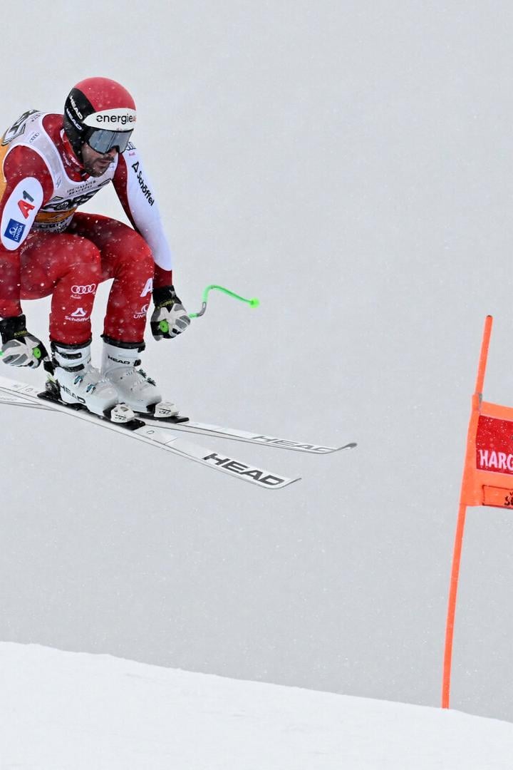 Vincent Kriechmayr springt über die Kamelbuckel.