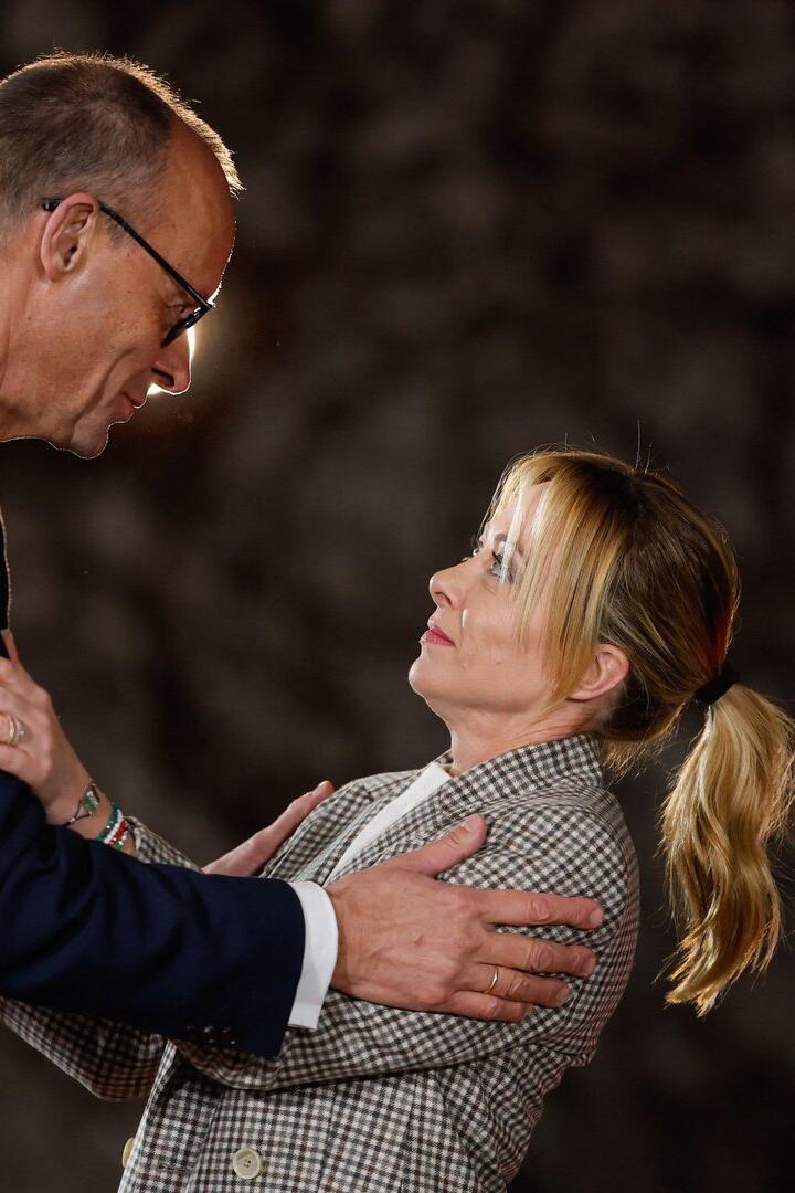 Friedrich Merz legt Giorgia Meloni die Hände auf die Schultern.