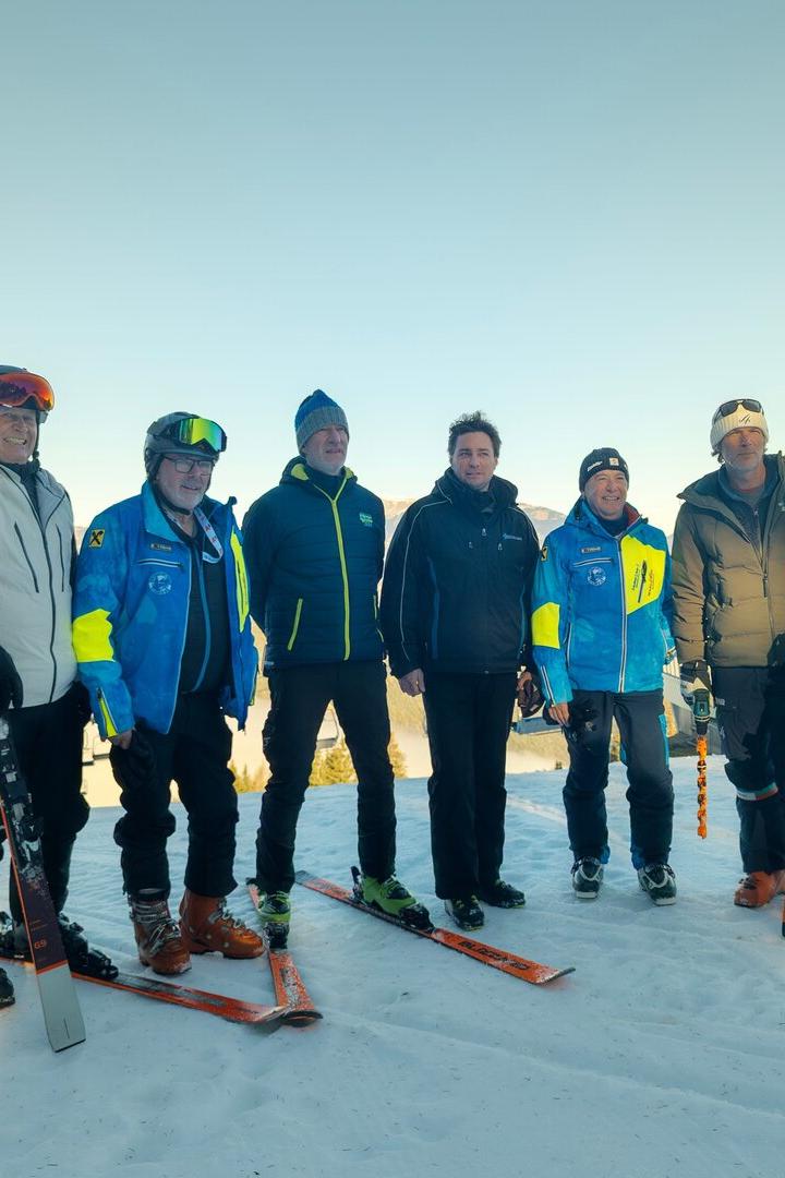 Schneekontrolle durch die FIS am Semmering