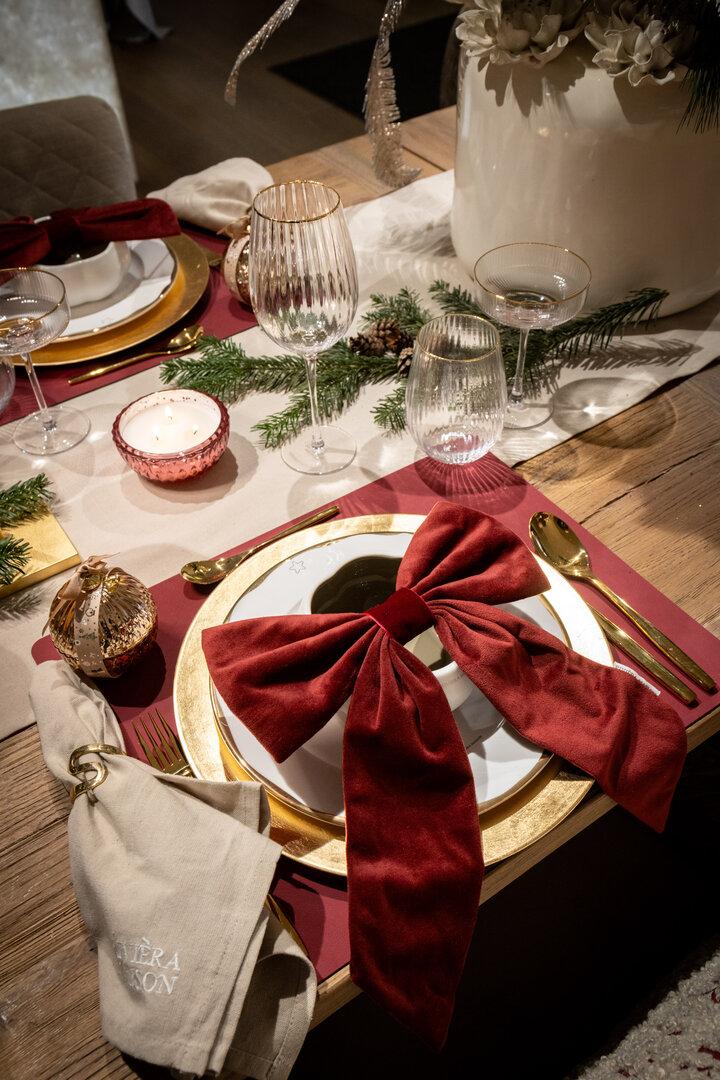 Rote Samtschleife auf gedecktem Tisch