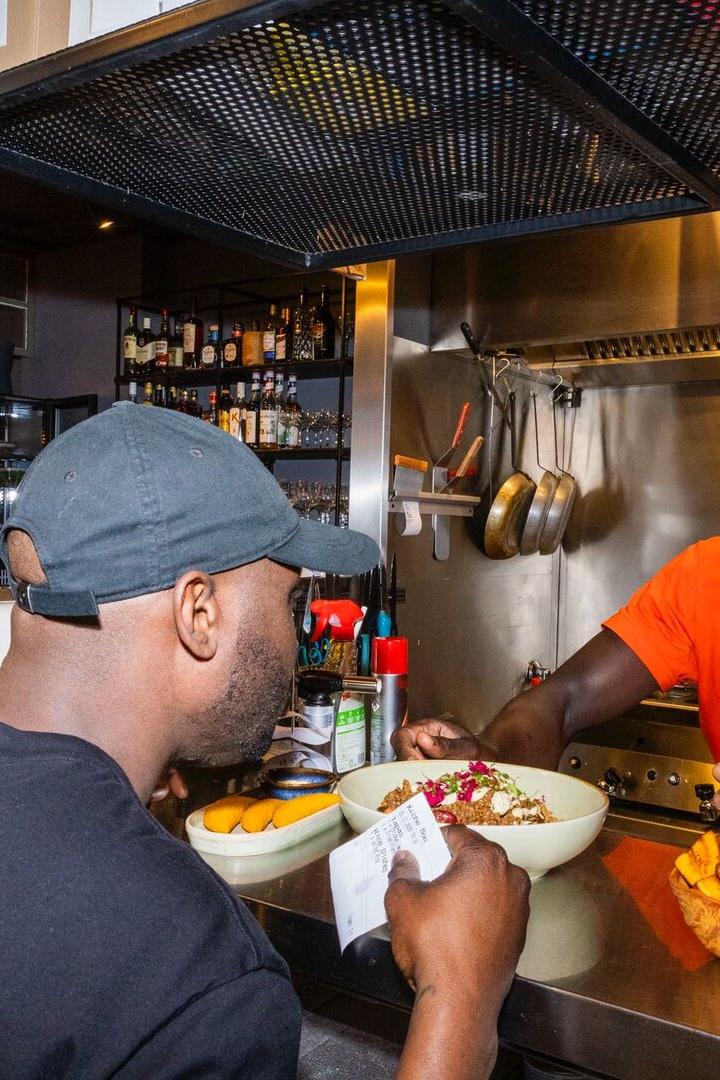 Khalifa Dampha (re.) kombiniert das gambische Erbe seiner Eltern mit spanischen und lateinamerikanischen Einflüssen.