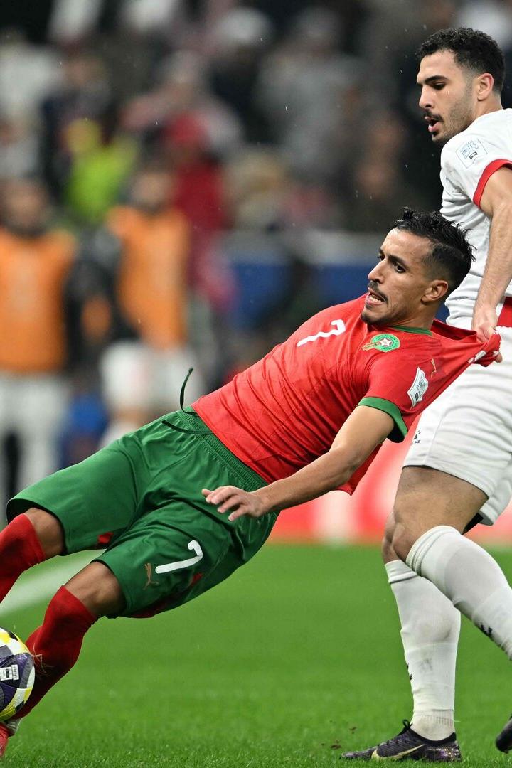 Ein Spieler von Jordanien hält einen Spieler vom Marokko am Trikot.