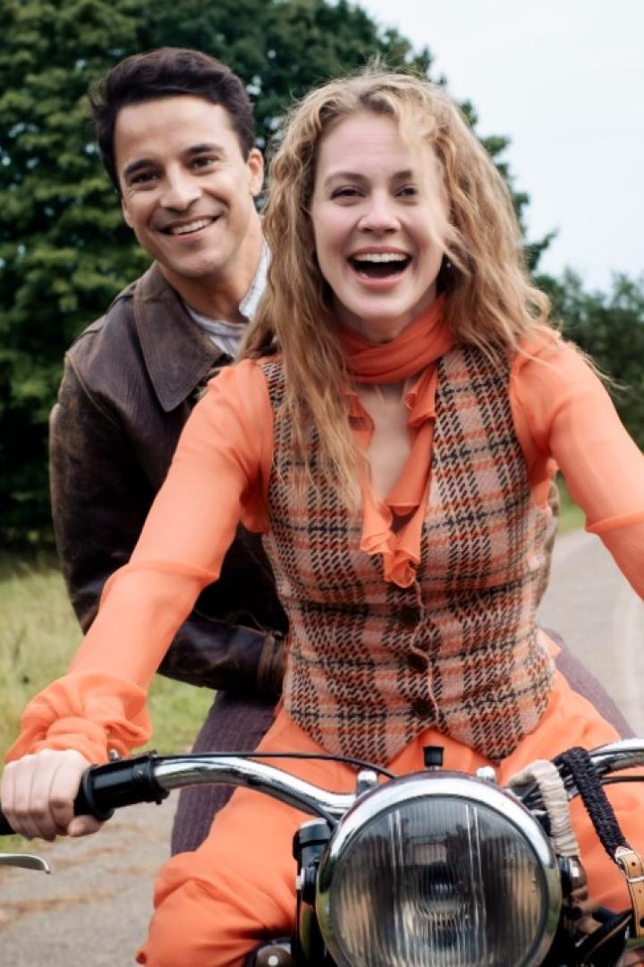 Miss Sophie: Szenenbild aus der Vorgeschichte für Dinner for One.