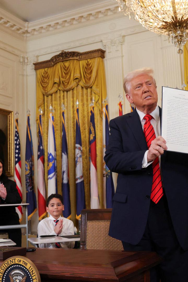 Donald Trump zeigt seine Unterschrift unter einen Präsidialerlass